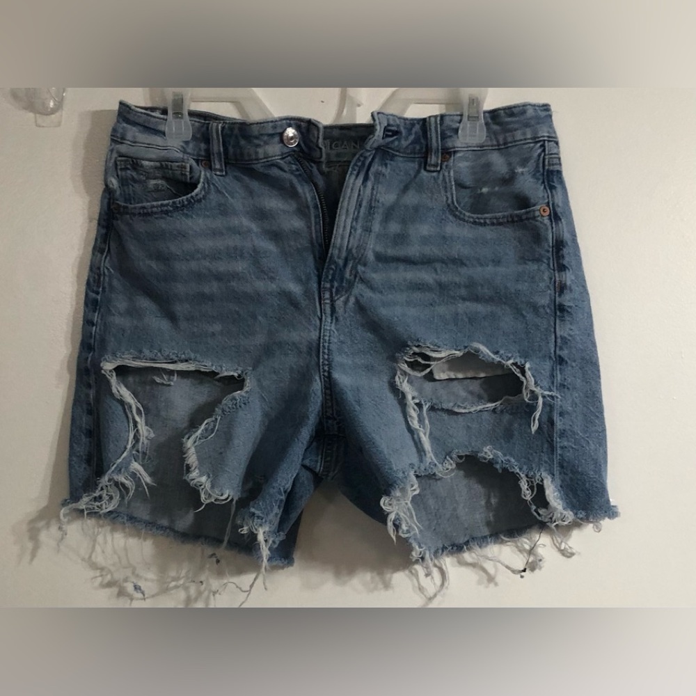 America Eagle women’s short  jean distressed four pockets pull on. Size 10